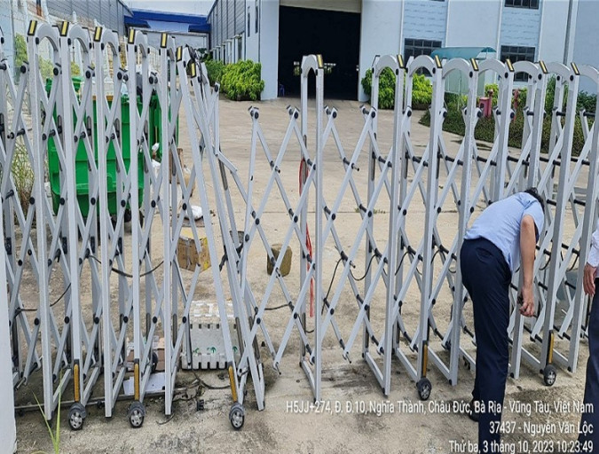 So sánh độ bền giữa cổng xếp inox và cổng xếp nhôm hợp kim
